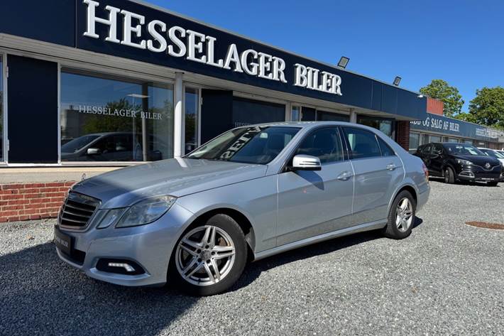 Sølv Mercedes E250 fra 2009 set udefra