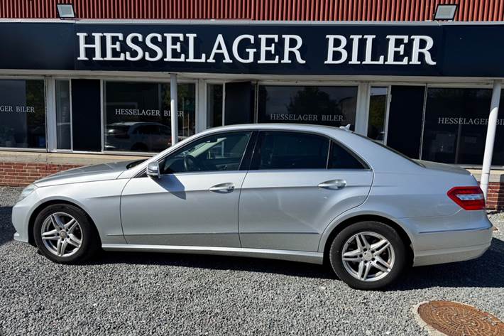 Sølv Mercedes E250 fra 2009 set udefra