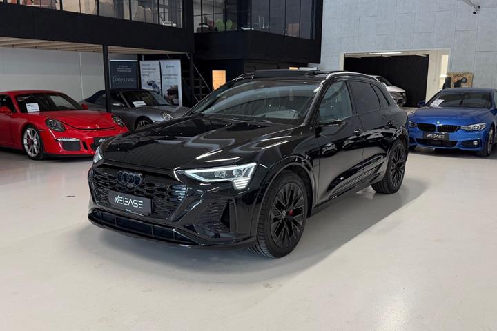 Sort Audi Q8 e-tron fra 2024 set udefra