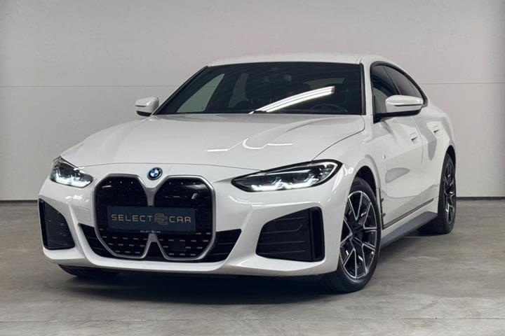 Hvid BMW i4 fra 2023 set udefra