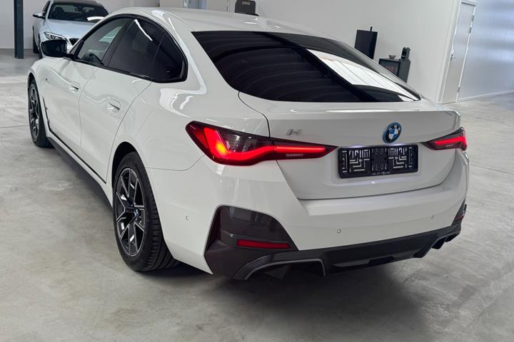 Hvid BMW i4 fra 2023