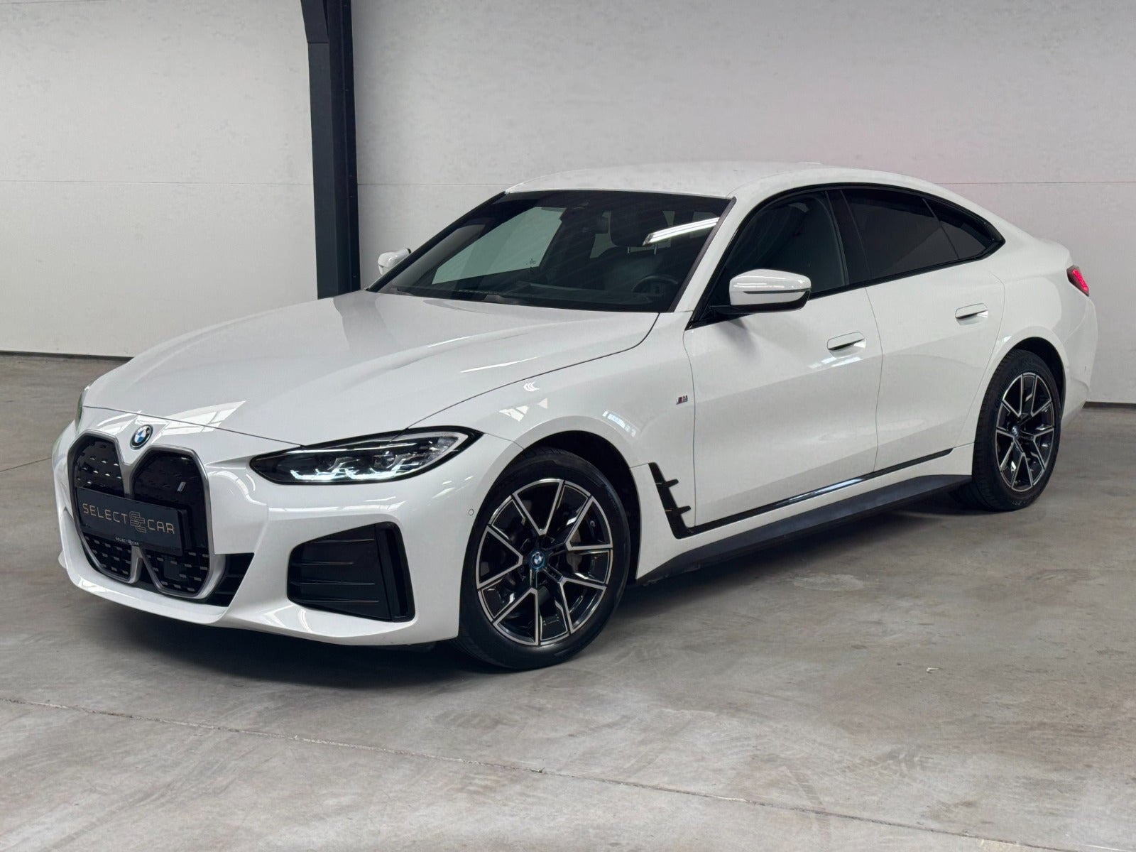 Hvid BMW i4 fra 2023