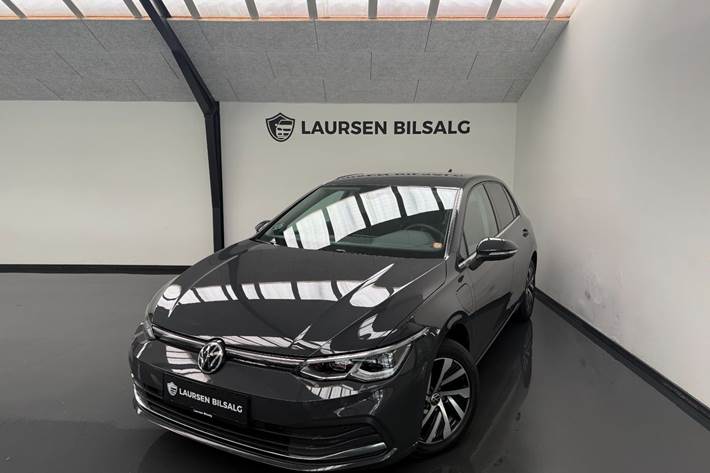 Grå VW Golf VIII fra 2021