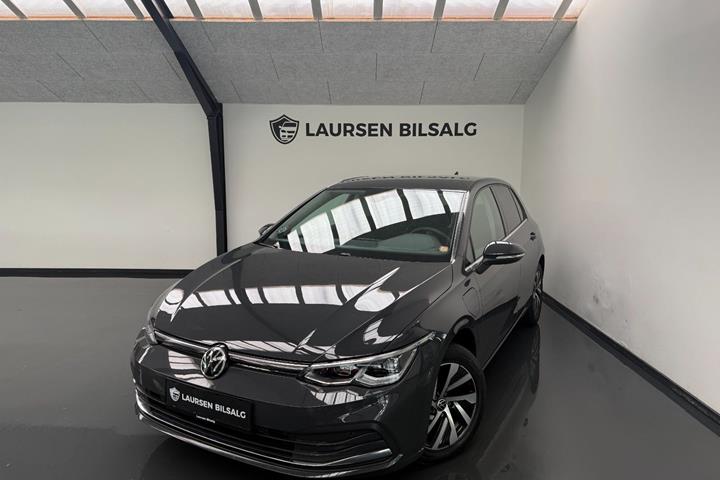 Grå VW Golf VIII fra 2021 set udefra