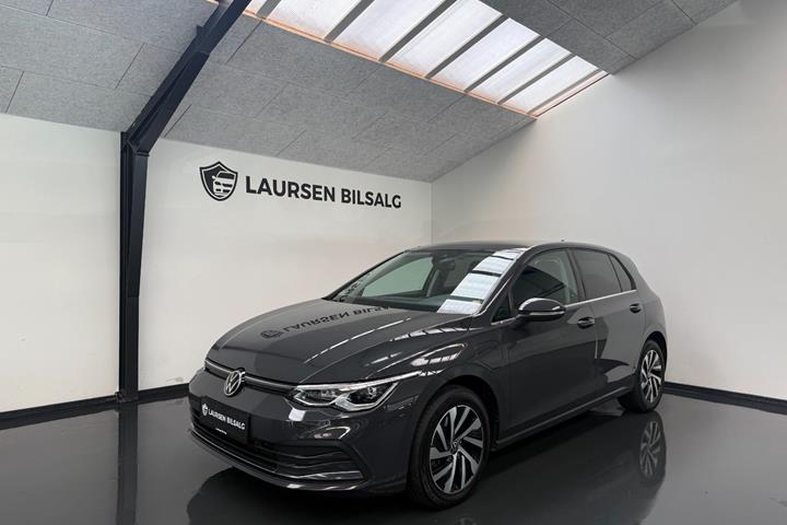 Grå VW Golf VIII fra 2021