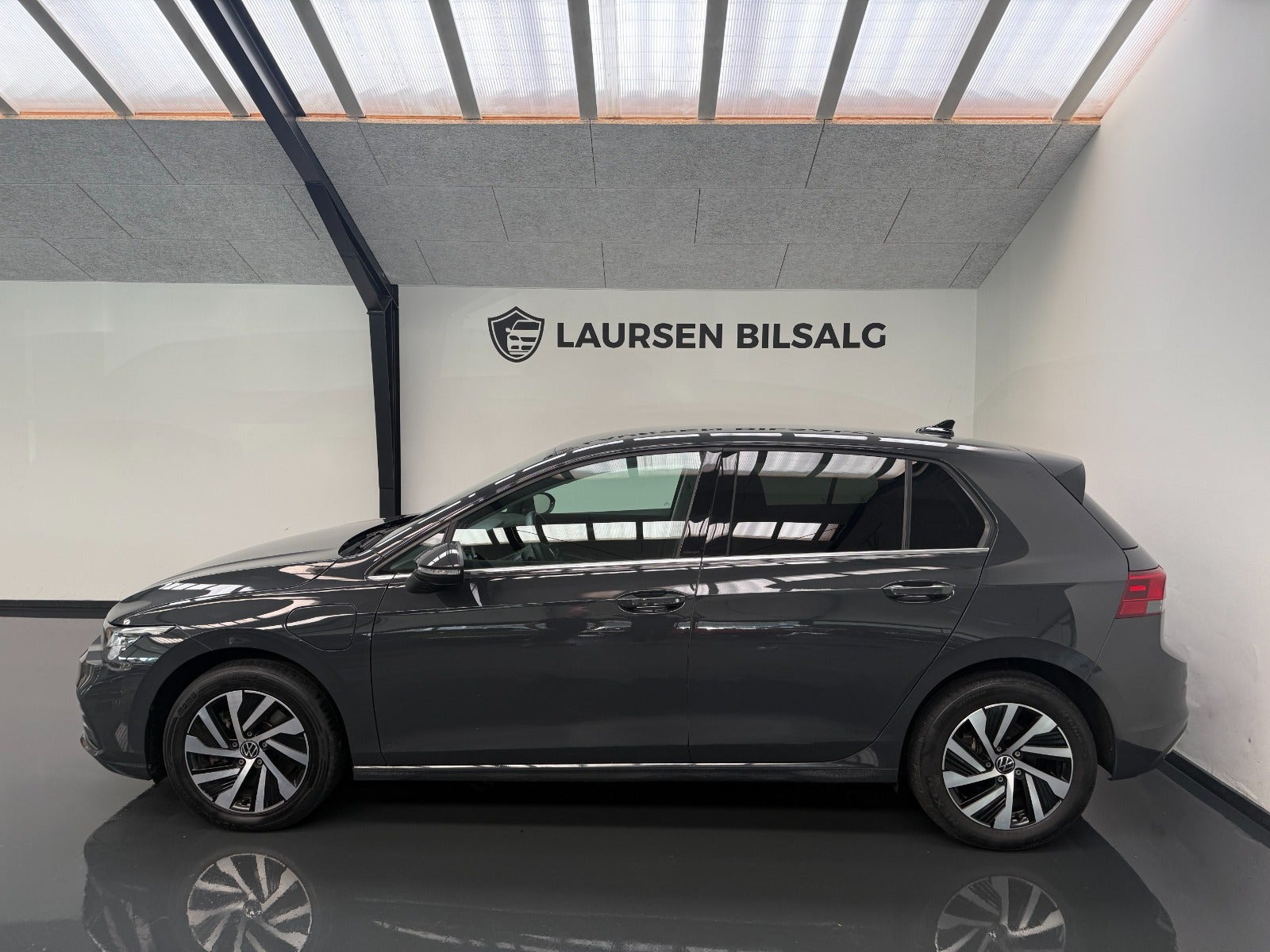 Grå VW Golf VIII fra 2021