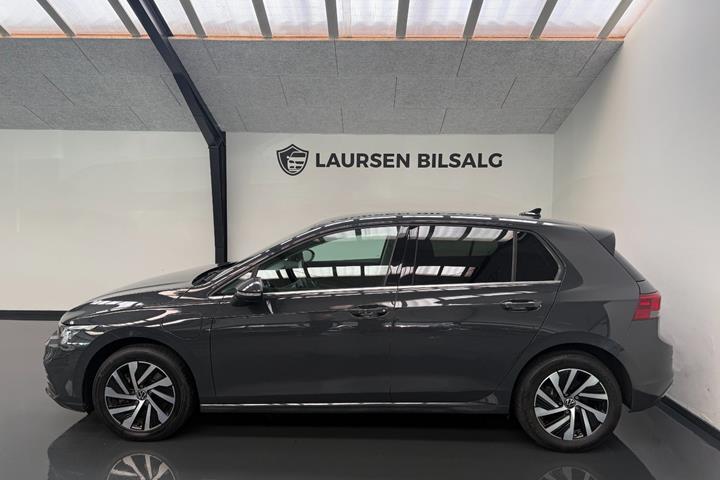 Grå VW Golf VIII fra 2021