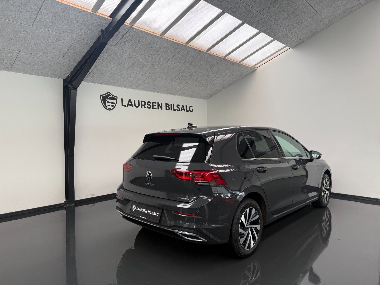 Grå VW Golf VIII fra 2021