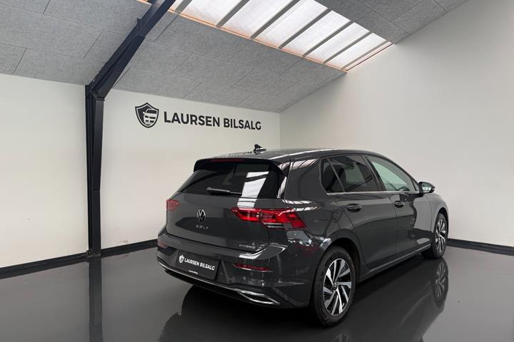 Grå VW Golf VIII fra 2021