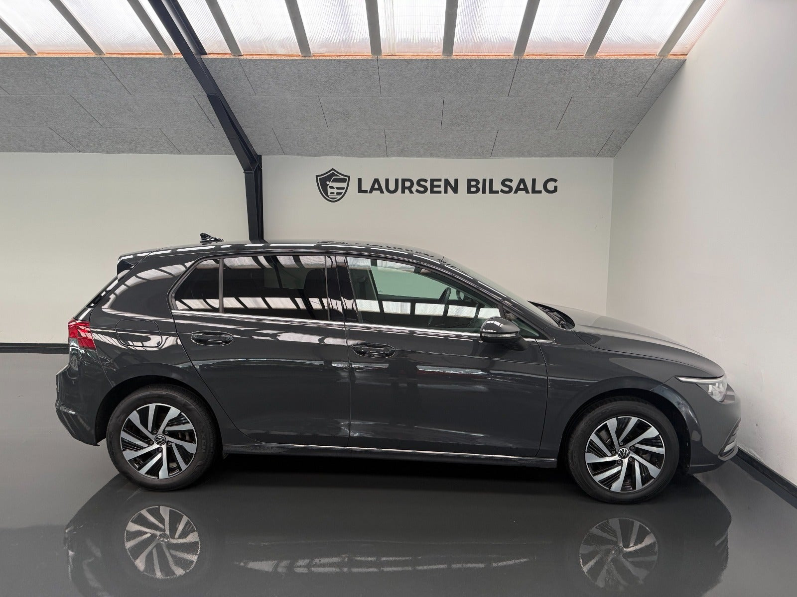 Grå VW Golf VIII fra 2021