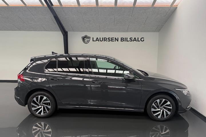 Grå VW Golf VIII fra 2021