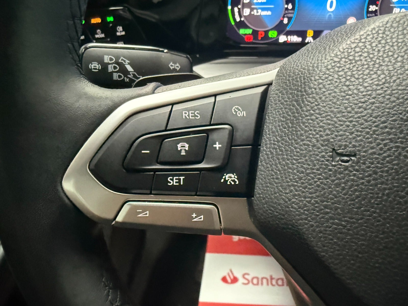 Grå VW Golf VIII fra 2021