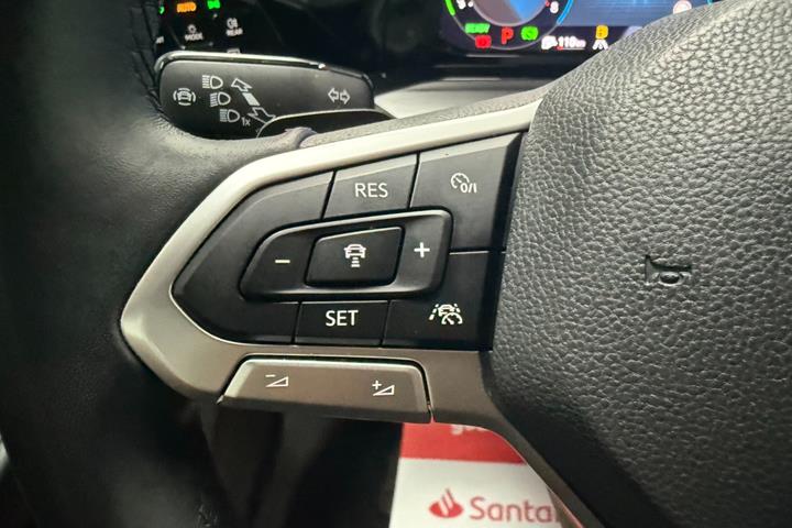 Grå VW Golf VIII fra 2021