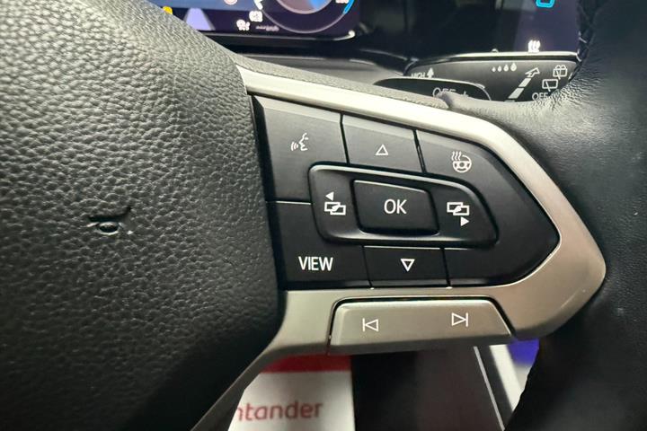 Grå VW Golf VIII fra 2021