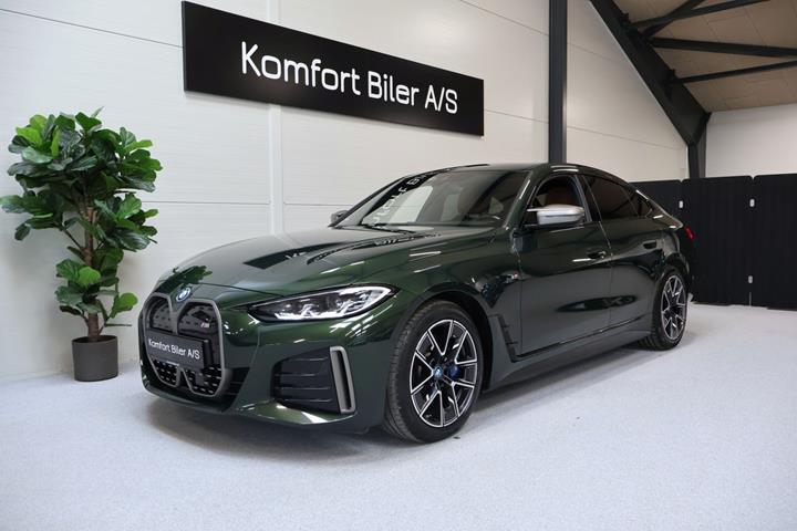 Grøn BMW i4 fra 2023 set udefra