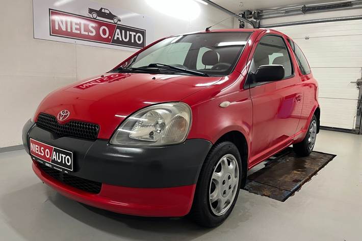 Rød Toyota Yaris fra 2002