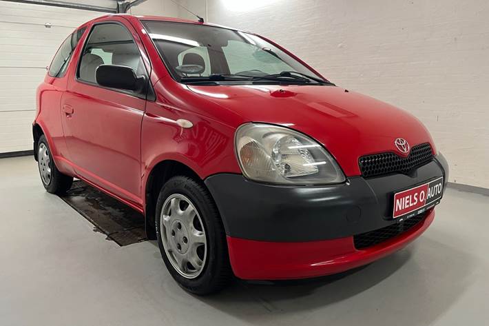 Rød Toyota Yaris fra 2002