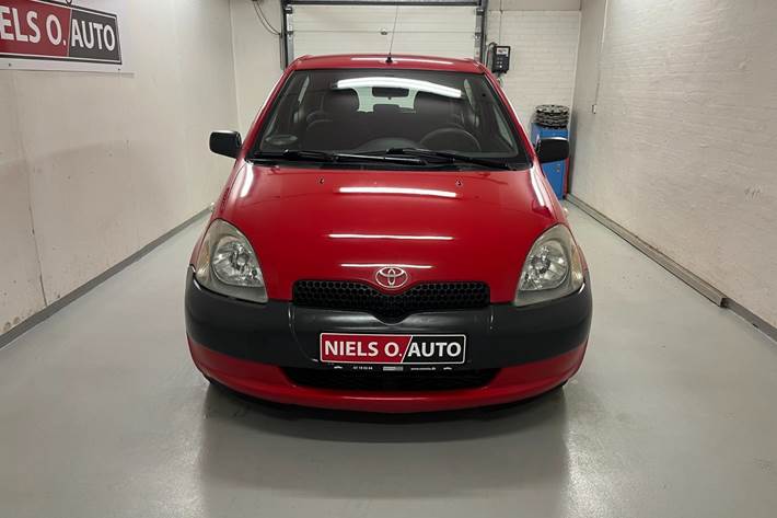 Rød Toyota Yaris fra 2002