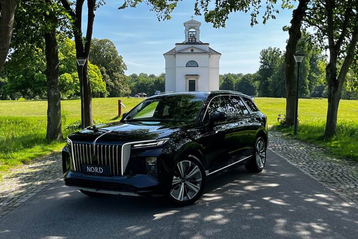 Sort Hongqi E-HS9 fra 2023