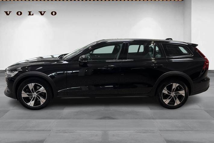 Sort Volvo V60 CC fra 2021 set udefra