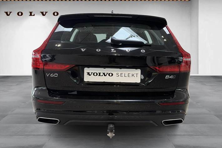 Sort Volvo V60 CC fra 2021 set udefra