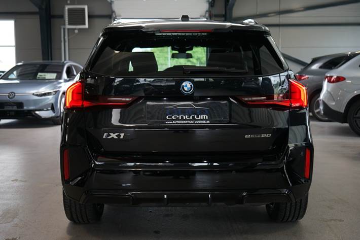 Sort BMW iX1 fra 2025