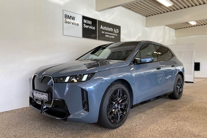 Grå BMW iX fra 2025