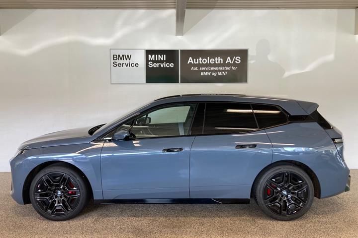 Grå BMW iX fra 2025