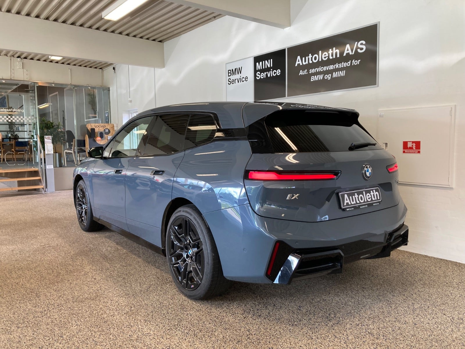 Grå BMW iX fra 2025