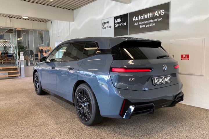 Grå BMW iX fra 2025
