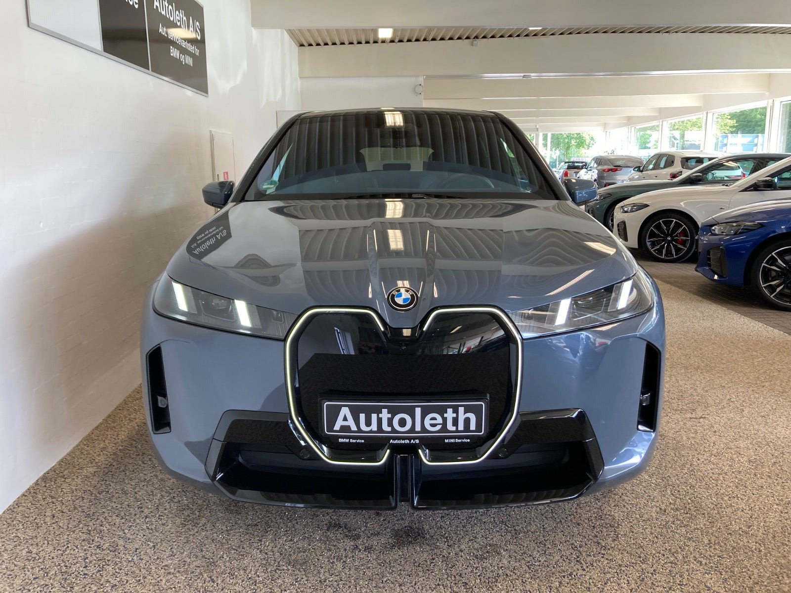 Grå BMW iX fra 2025