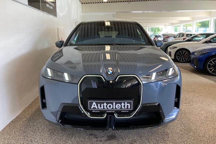 Grå BMW iX fra 2025
