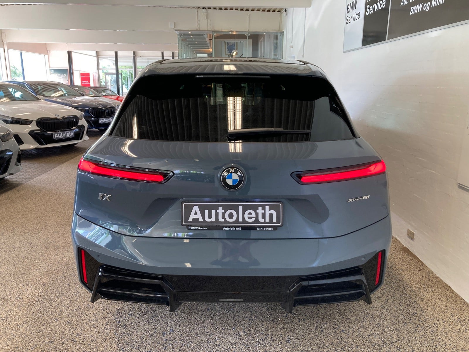 Grå BMW iX fra 2025