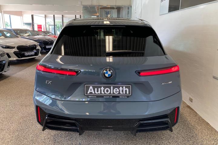 Grå BMW iX fra 2025
