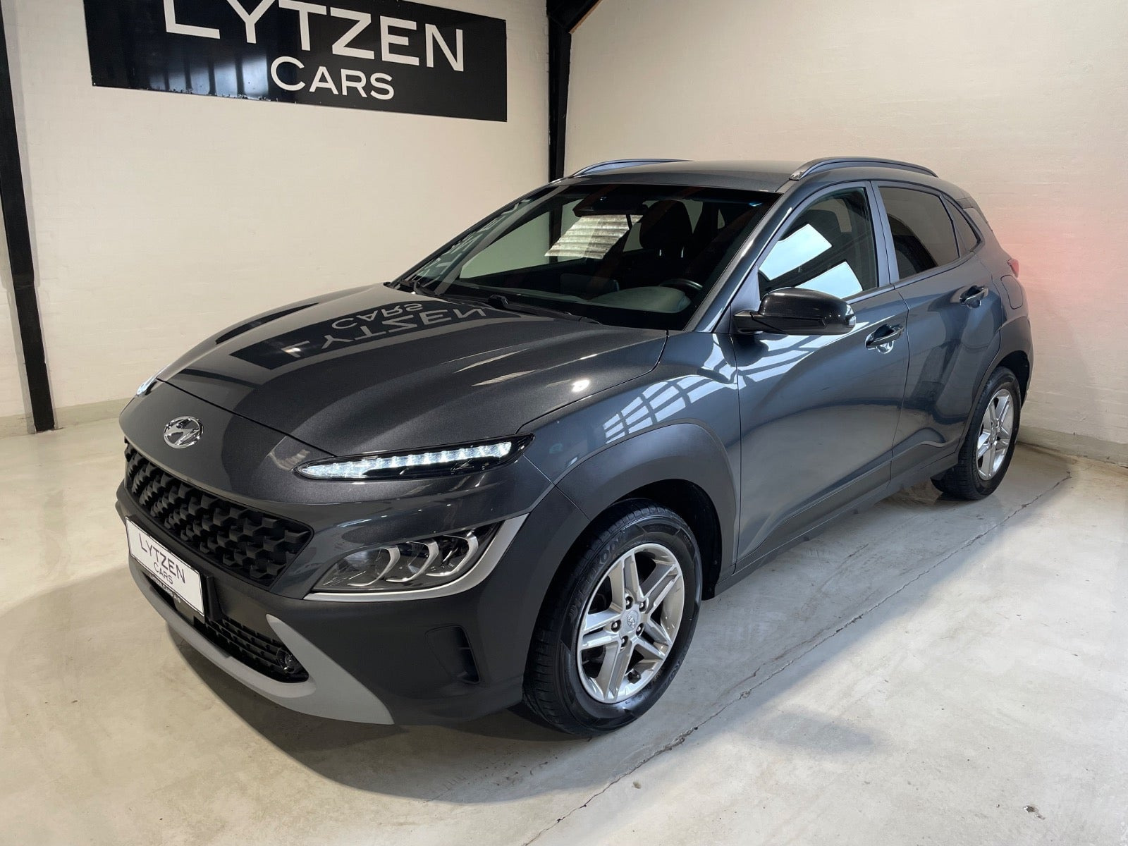 Grå Hyundai Kona fra 2021
