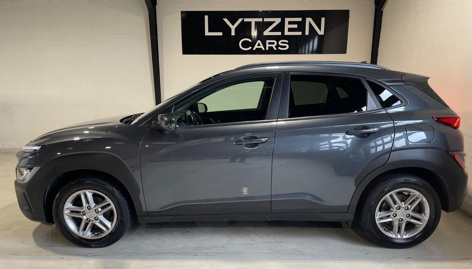 Grå Hyundai Kona fra 2021