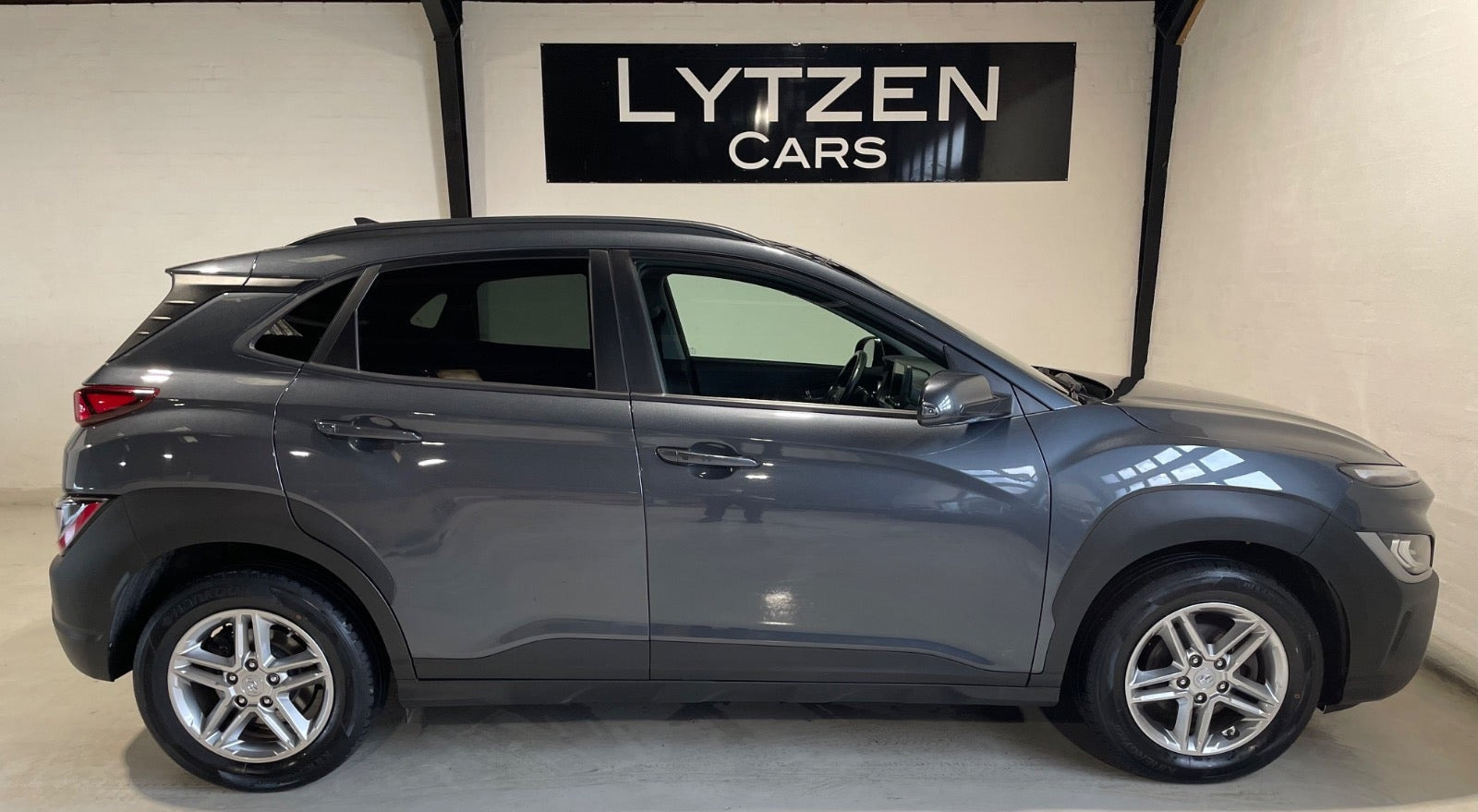 Grå Hyundai Kona fra 2021
