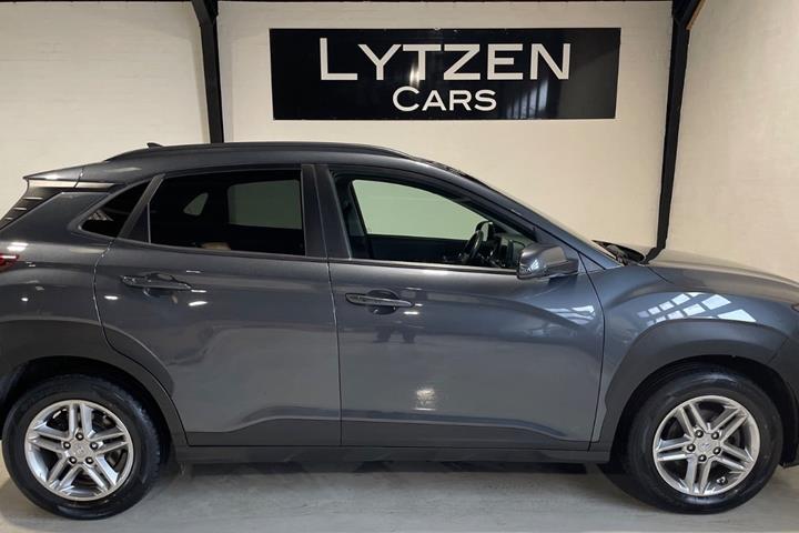 Grå Hyundai Kona fra 2021