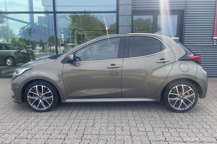 Bronze Toyota Yaris fra 2023