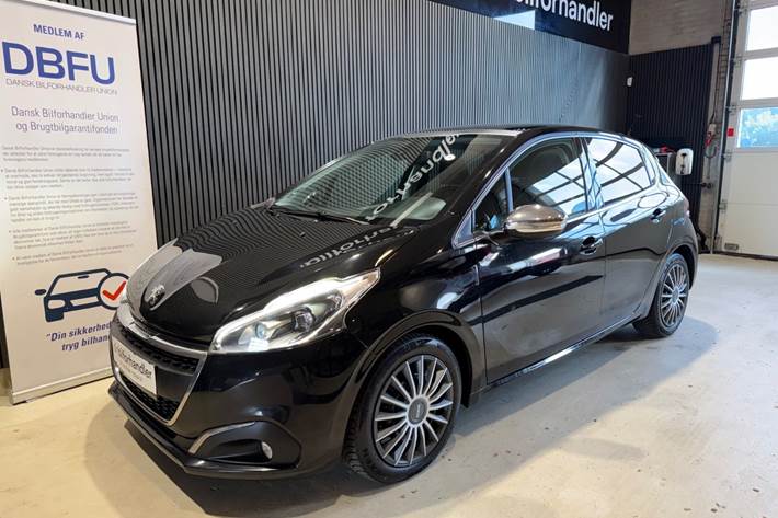 Sort Peugeot 208 fra 2017 set udefra