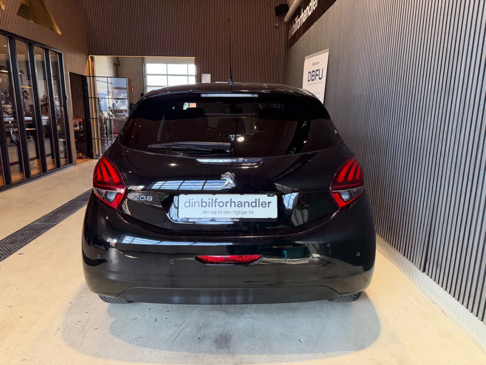 Sort Peugeot 208 fra 2017