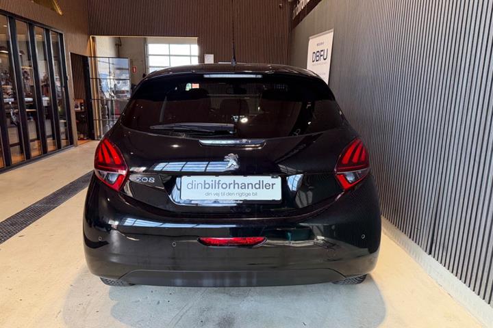 Sort Peugeot 208 fra 2017