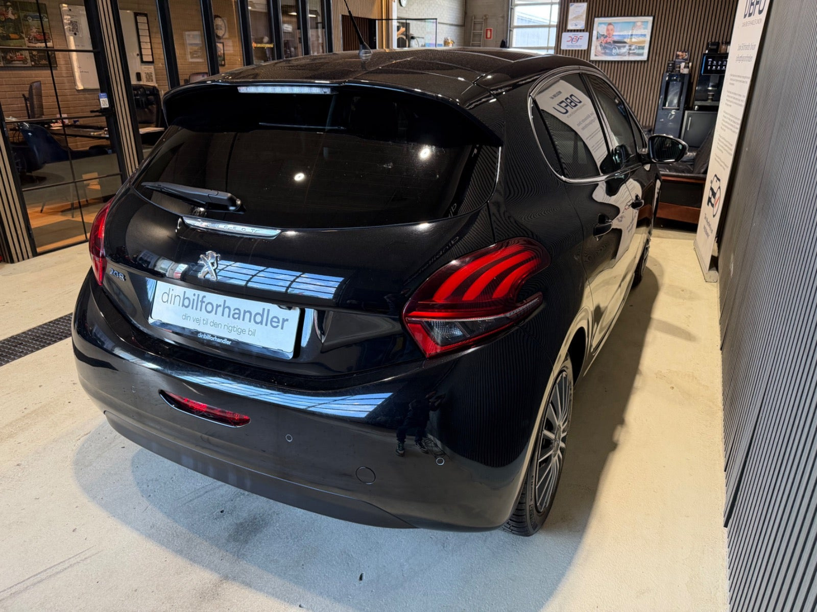 Sort Peugeot 208 fra 2017