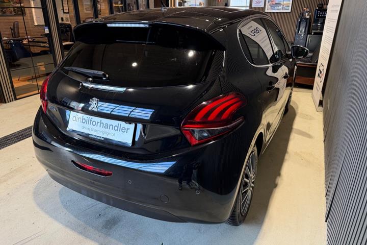 Sort Peugeot 208 fra 2017