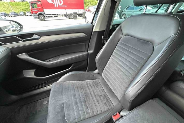 Sort VW Passat fra 2017