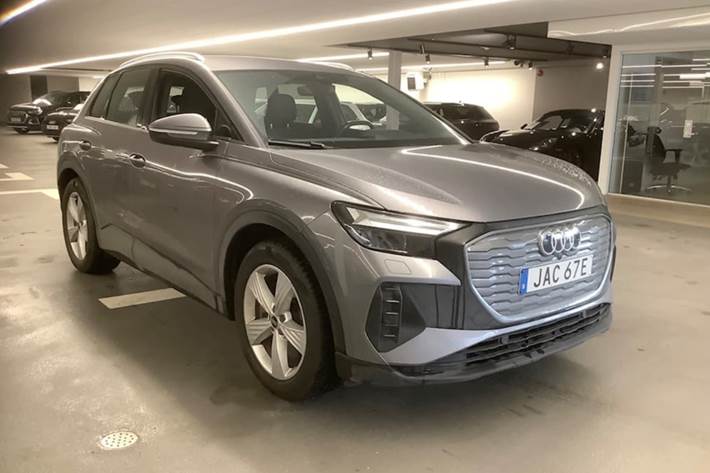 Grå Audi Q4 e-tron fra 2023