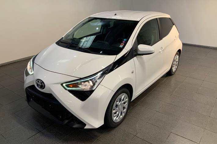 Hvid Toyota Aygo fra 2019 set udefra