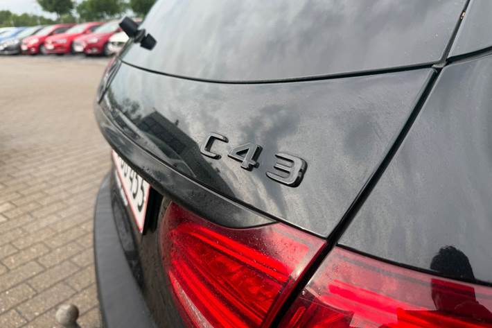 Sort Mercedes C43 fra 2016