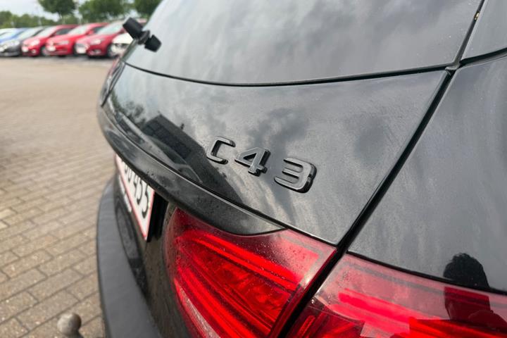 Sort Mercedes C43 fra 2016