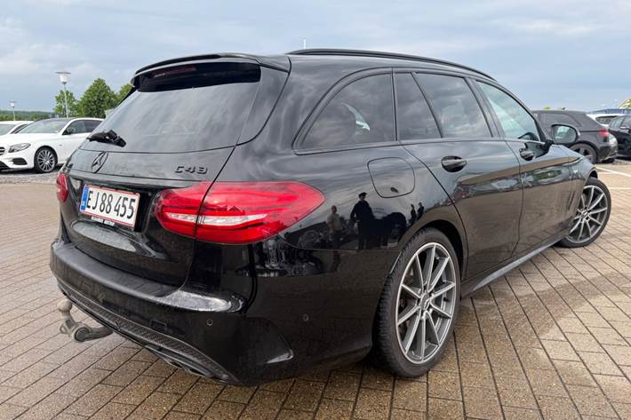 Sort Mercedes C43 fra 2016